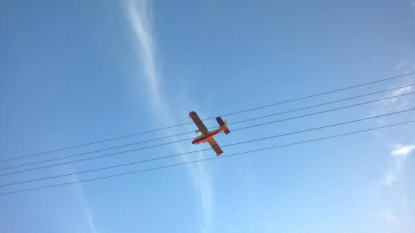 A Canadair arrives over the fire
